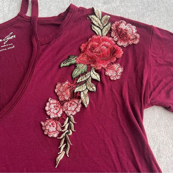 Francesca’s Floral Appliqué Cutout Top - Picture 5 of 6